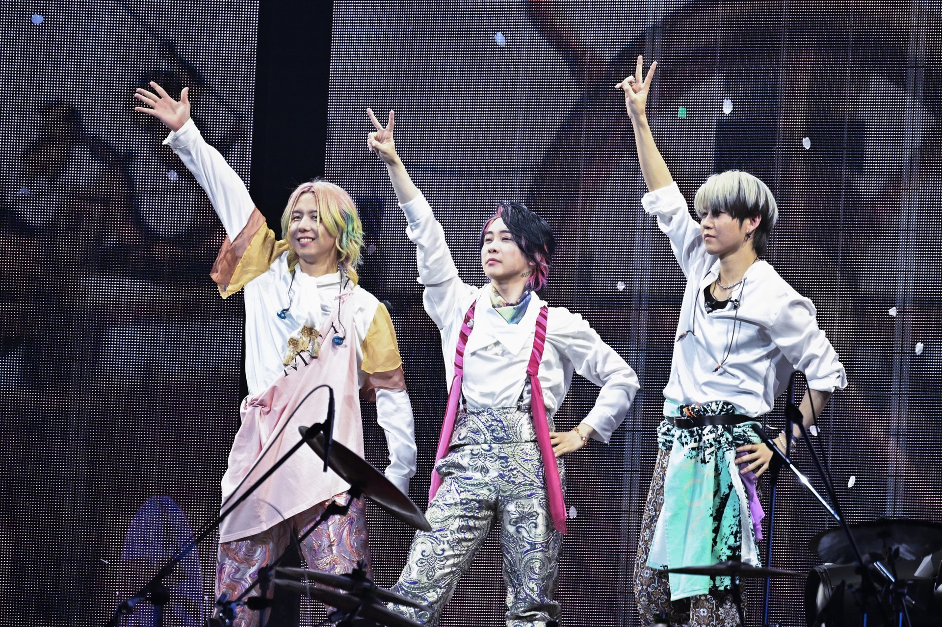 左から藤澤涼架（Key）、大森元貴（Vo, G）、若井滉斗（G）。（撮影