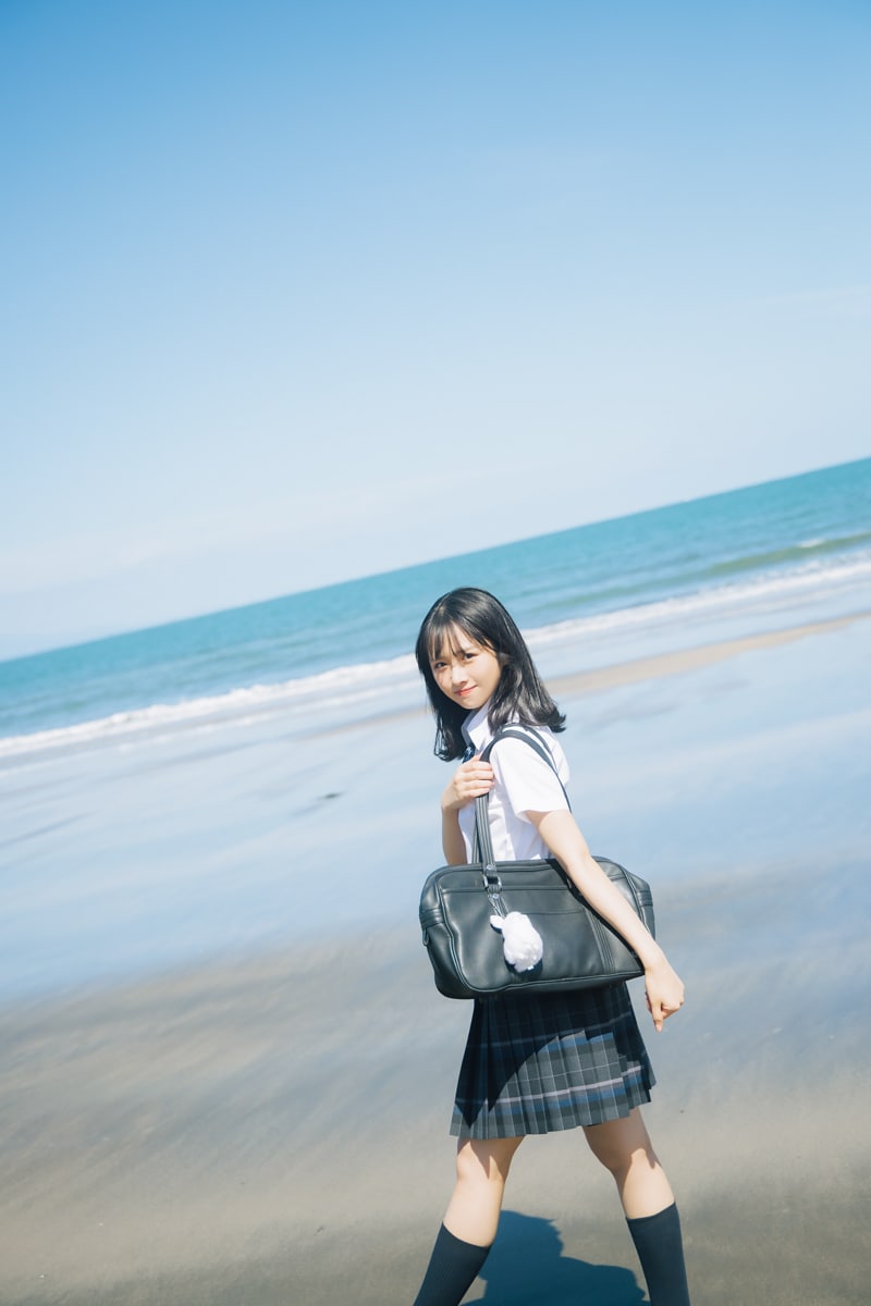 日向坂46上村ひなの1st写真集裏面に制服姿や肌見せコーデ（裏表紙写真4