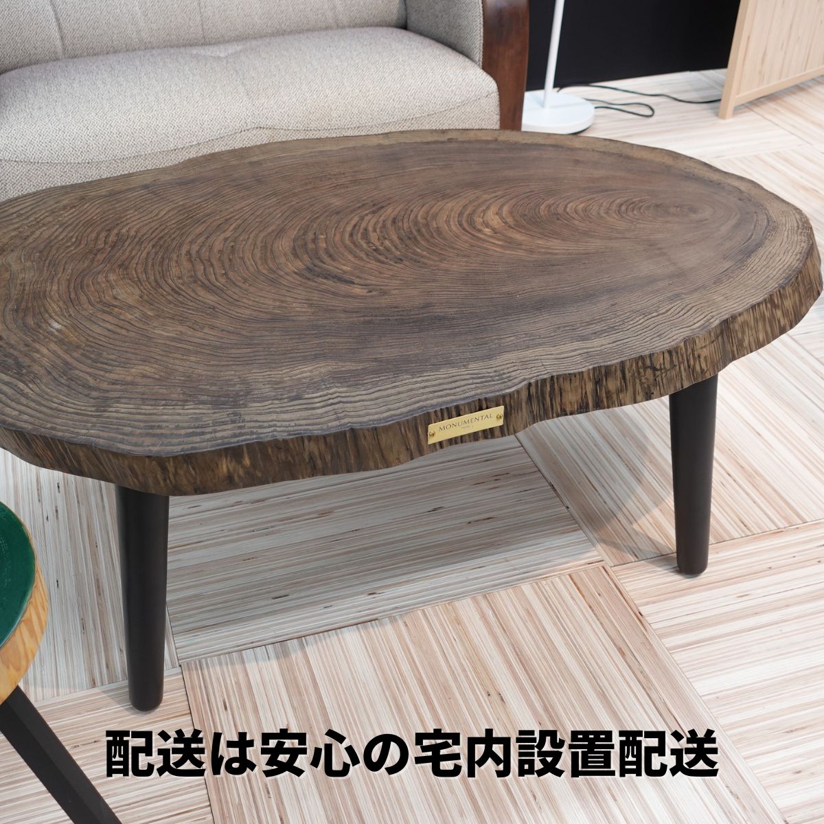 樹齢約100年の小国杉を使用した直径100センチ程の丸太座卓