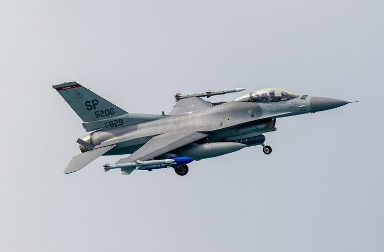 米軍F16戦闘機、2機が嘉手納に飛来 暫定配備が完了か 聴力に障害を