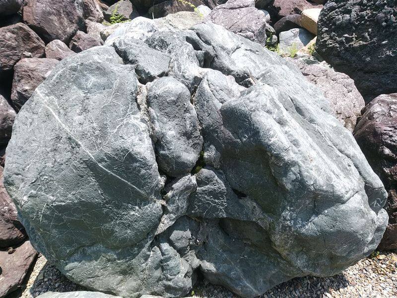 三波石 - 申し分のない青色でまさに自然の芸術と言える庭石