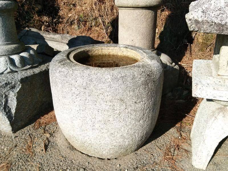 水鉢 - お庭に潤いの場所をつくるメインアイテム