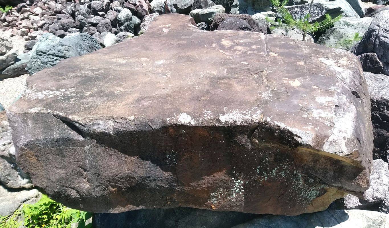 貴船石 - 大変貴重な日本の最高級銘石で加茂七石としても有名な庭石