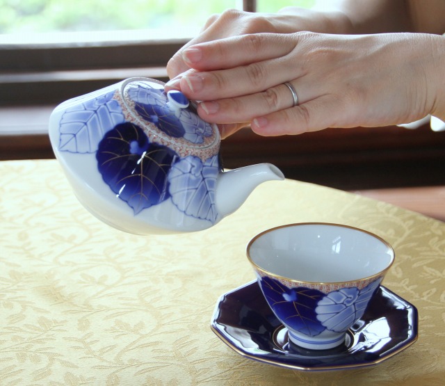 愁海棠）小ぶり茶器揃（急須・湯のみセット）|有田焼の老舗-香蘭社