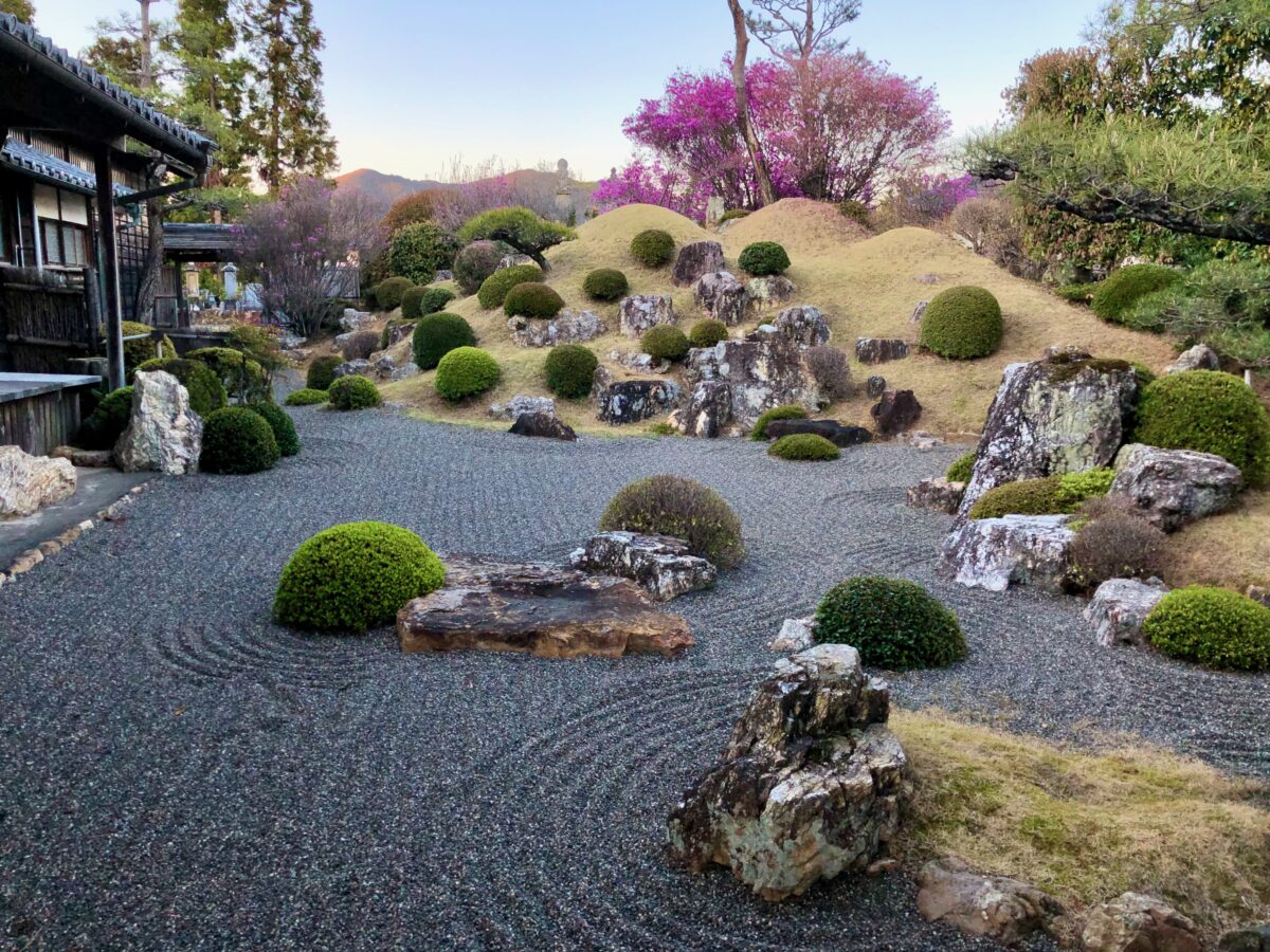 実相寺庭園 ― 静岡県指定名勝…静岡県浜松市の庭園。 | 庭園情報
