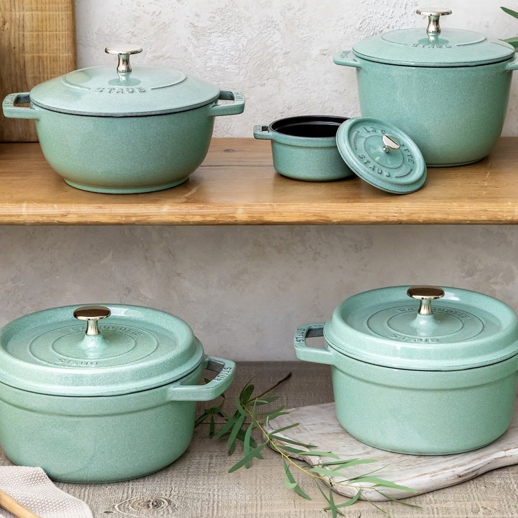 STAUBに新色「セージグリーン」が登場！ビストロシンバ監修レシピも大