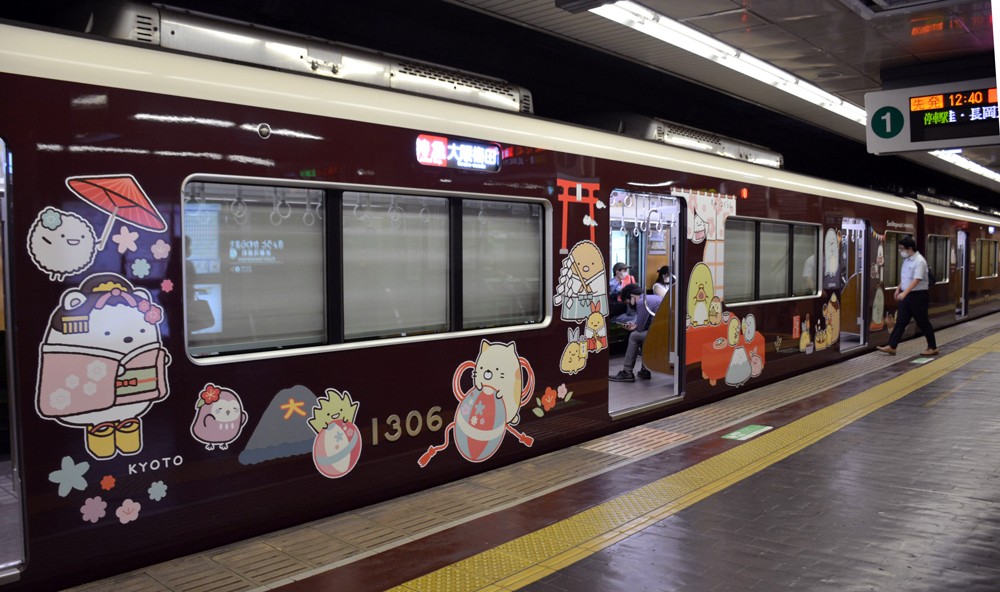 かわいい！阪急とすみっコぐらしのコラボ電車が走行中 車体に