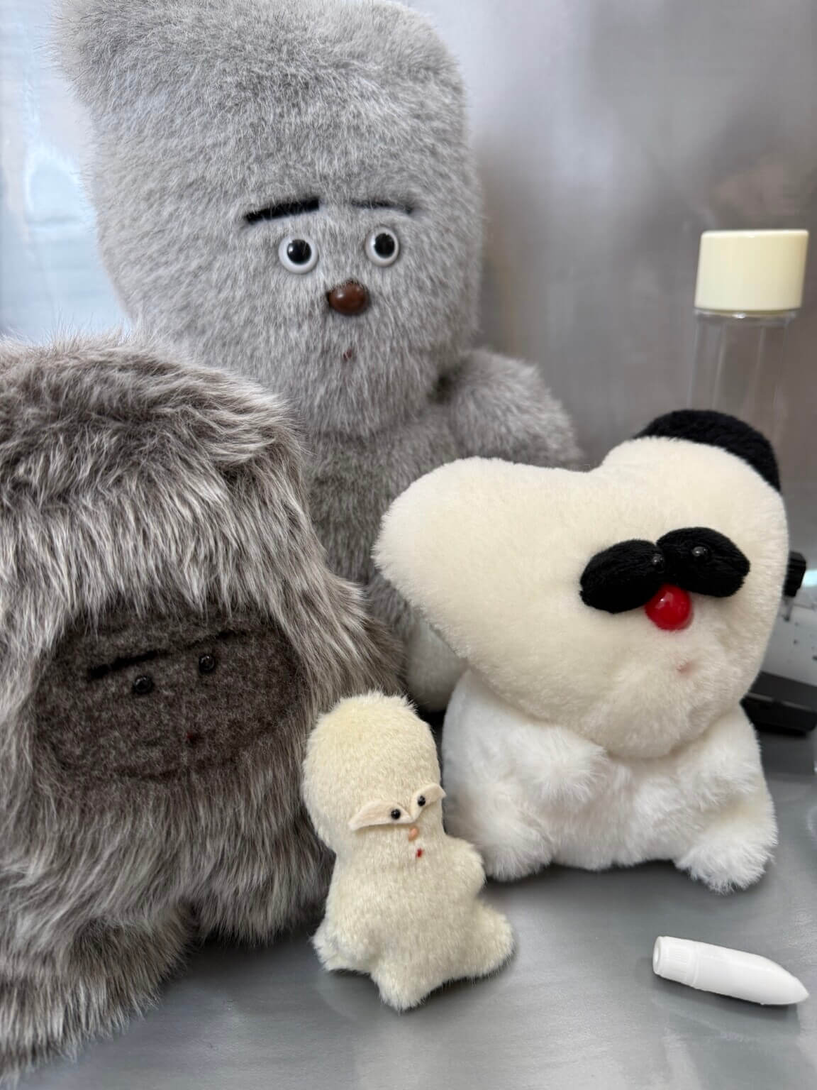 ぬいぐるみ作家・片岡メリヤスの個展「容器と液体」、NEW PURE +にて3
