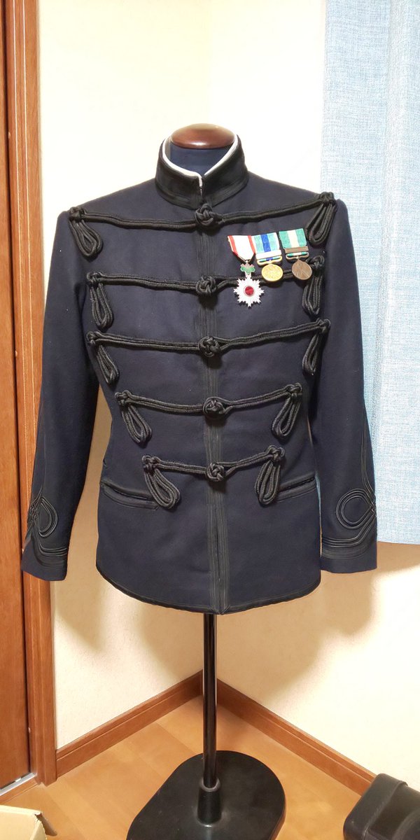 肋骨服 明治19年～明治39年までの陸軍将校の制式軍衣。 平時はともかく