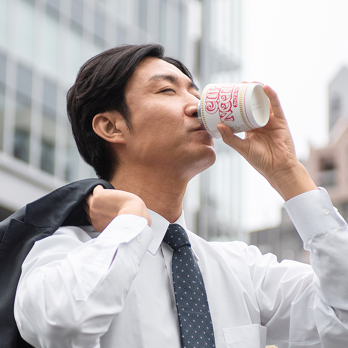 最近人気の「ミニ水筒」がカップヌードルに収まりそうなサイズだった
