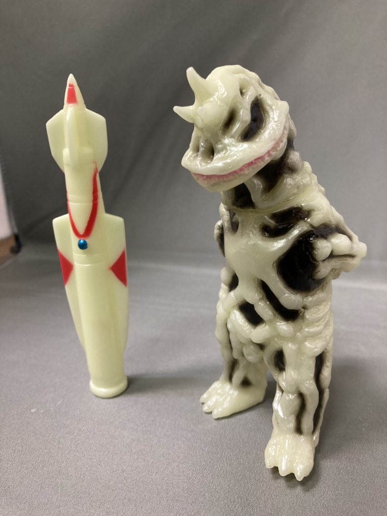 シーボーズ蓄光新色4400円. 怪獣墓場セット5500円は追加生産です