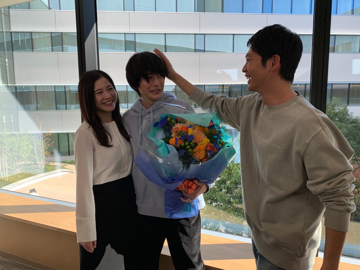 朝宮優役の #高橋文哉 さんのオールアップ✨ 現場でいつも台本と