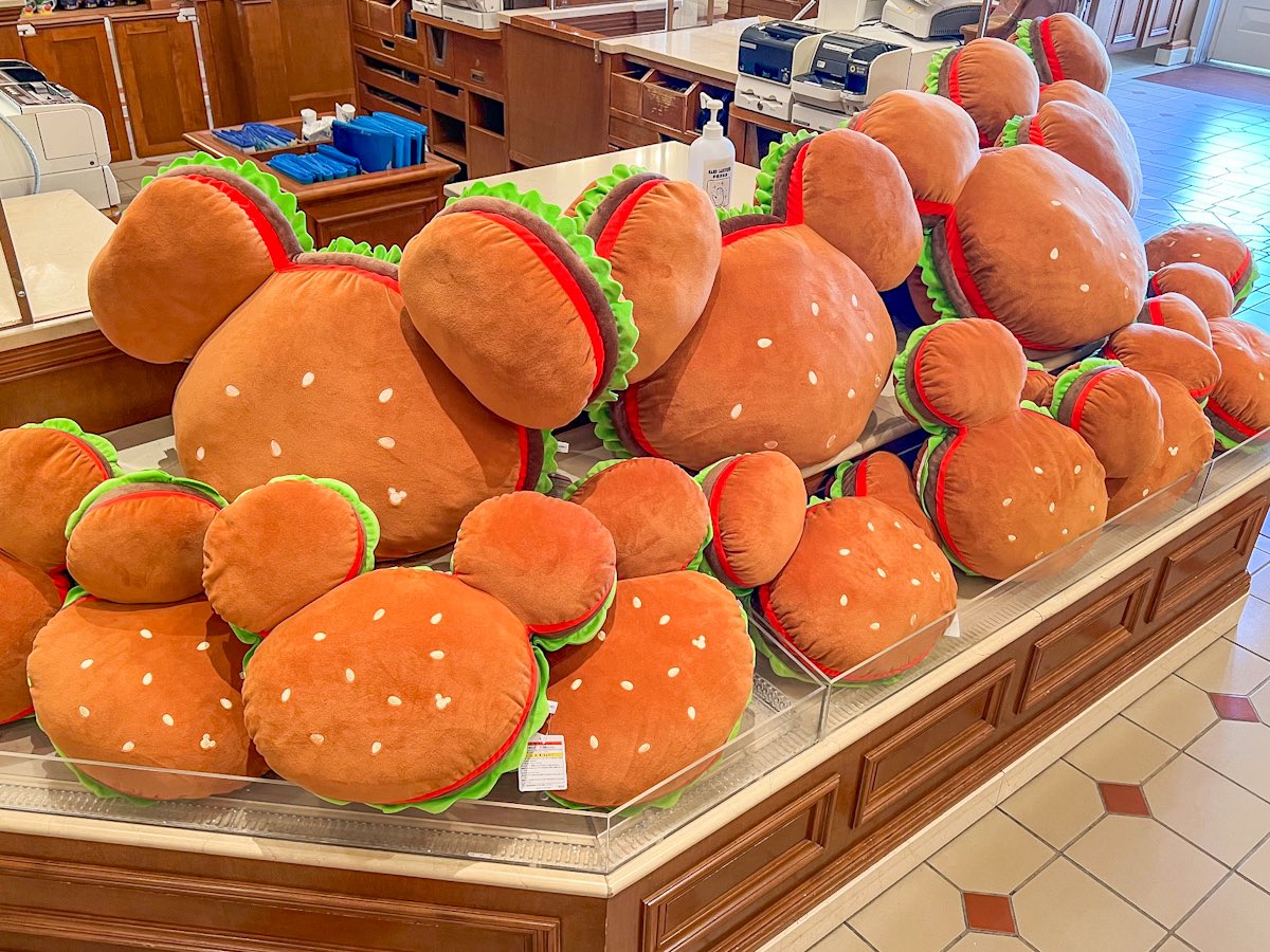 ミッキーバーガークッションが超巨大化！東京ディズニーリゾート