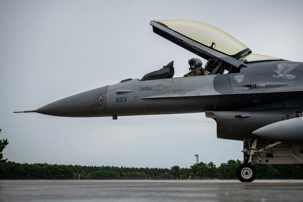 第13戦闘飛行隊のF-16ファイティング・ファルコンに別れを告げ、米空軍