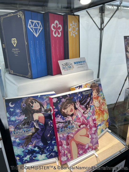 ✦ グッズ展示公開中 ✦／ メインエントランス付近のテント内では 豪華