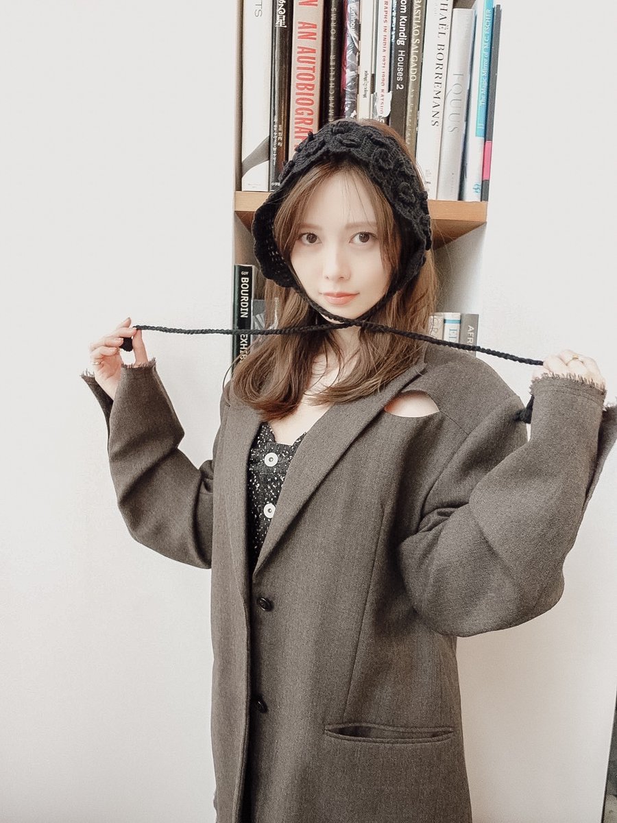 目が合いました！👏🏻👏🏻 紐で遊ぶまいちゃんです📛 みなさん、購入