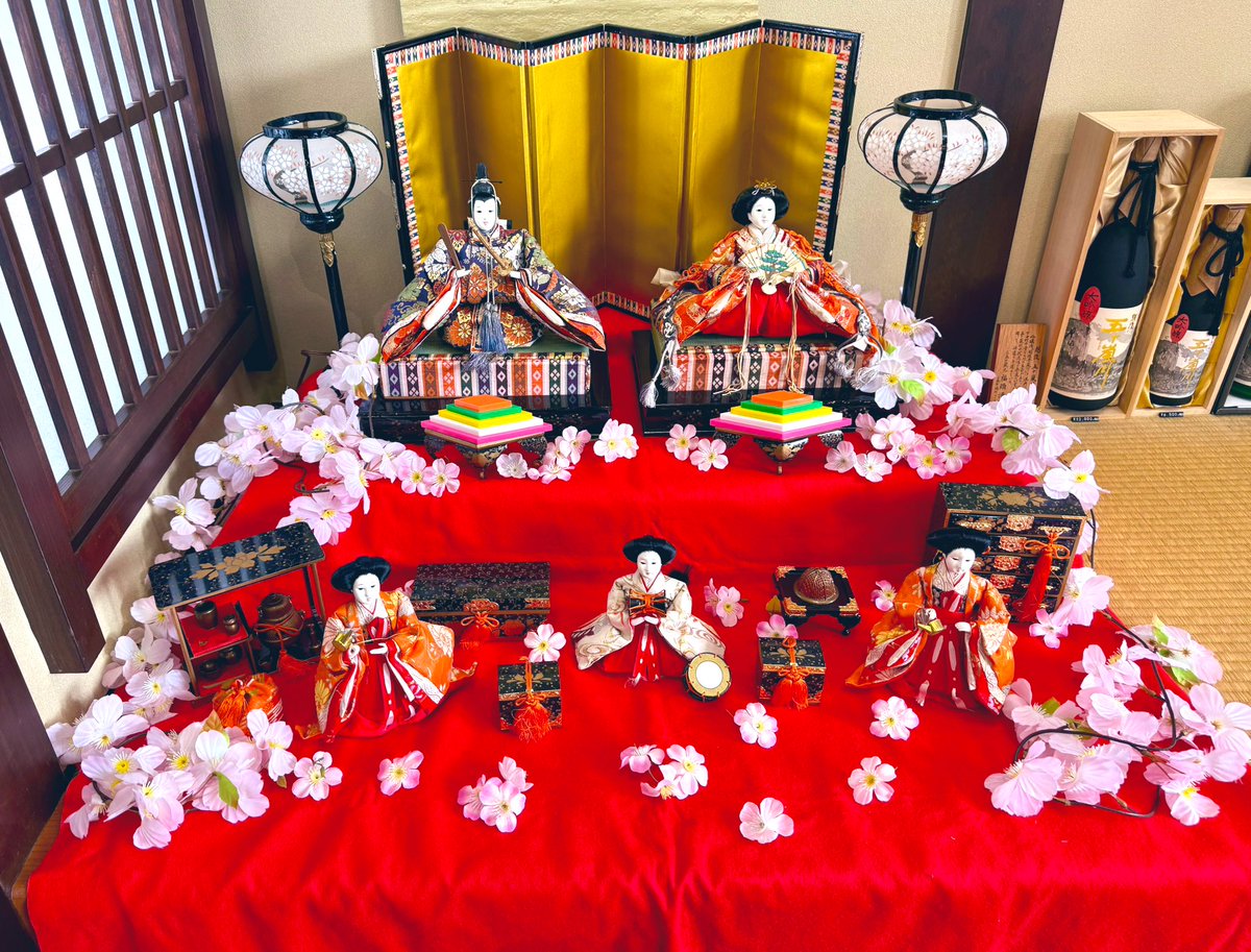 🎎🌸お店に春が来ました🌸🎎 小売店舗にお雛様を飾りました✨ 優しい