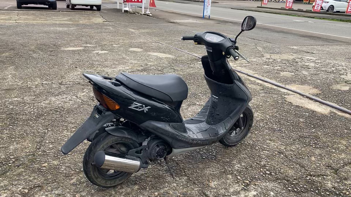 このZX、新車出荷時に装着されていた30年前のタイヤのままなんですが