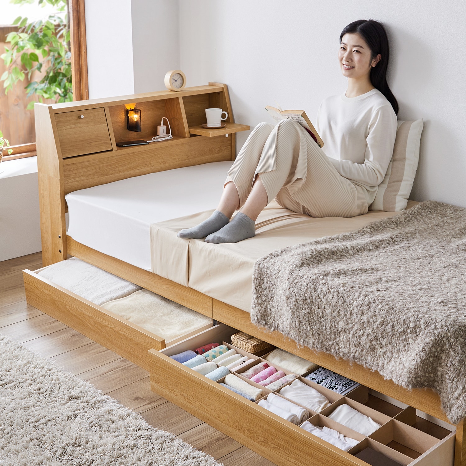 フラップ扉を備えたコンセント・引出し収納付きベッド ＜シングル