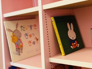 ピンクの本棚を2つ組立て、ペンキを塗った押し入れに設置しました