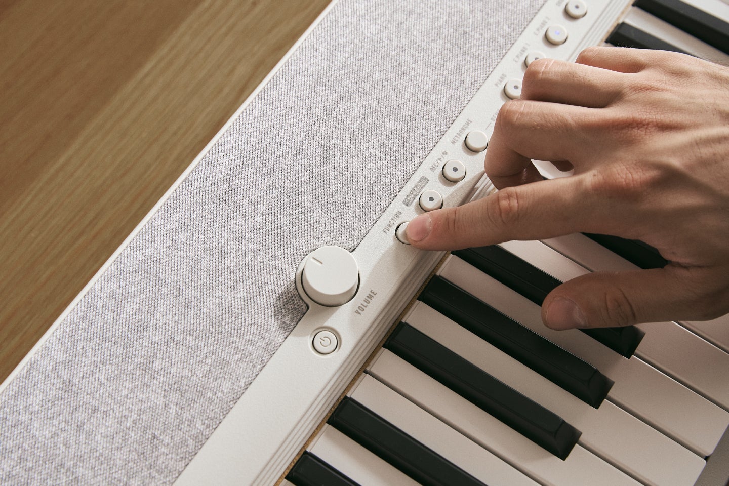 コンパクトサイズと迫力ある音を両立した76鍵盤の電子キーボード