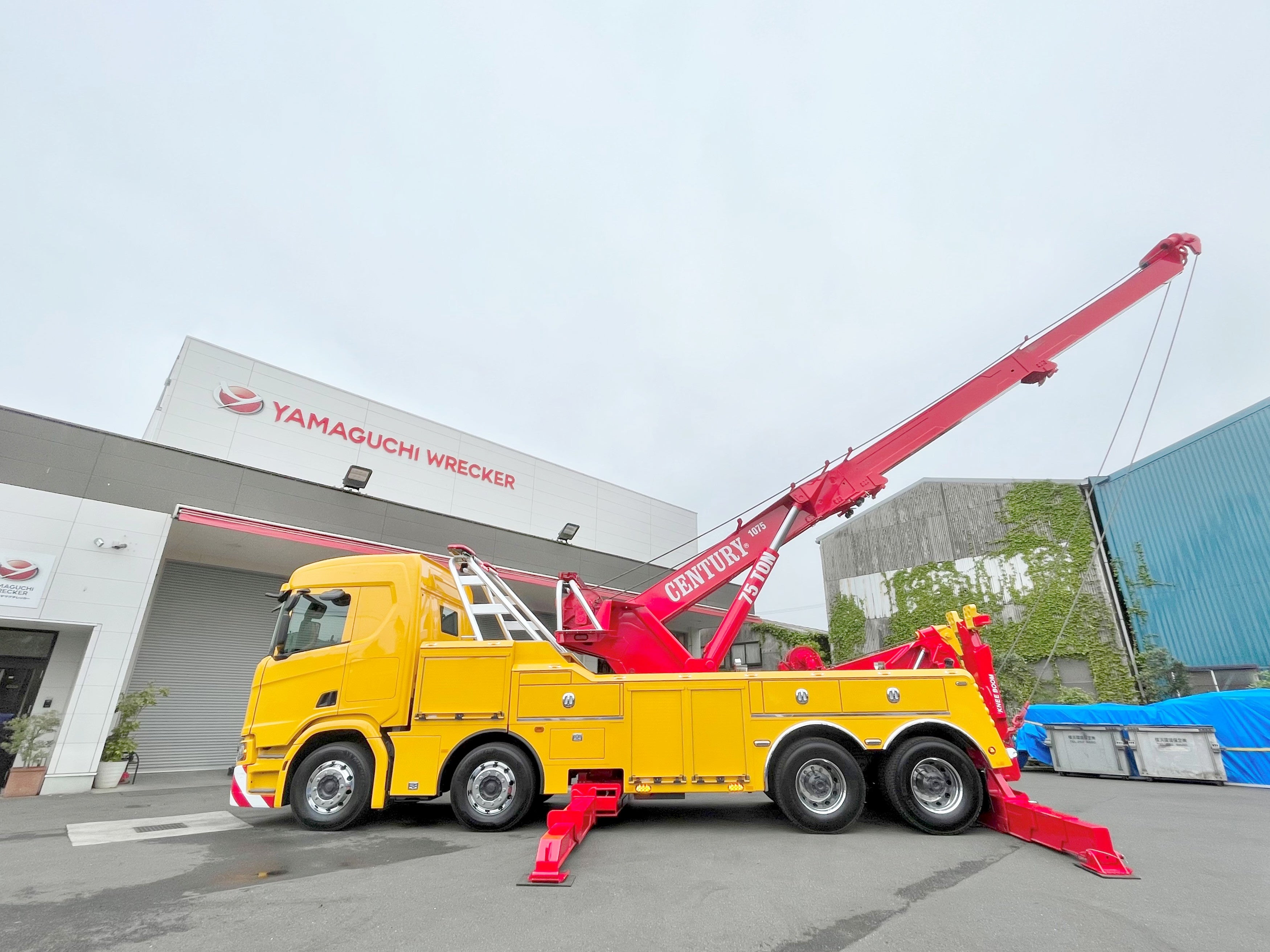 ヤマグチレッカー、日本最大75tレッカー車を初展示。さらに、世界初の