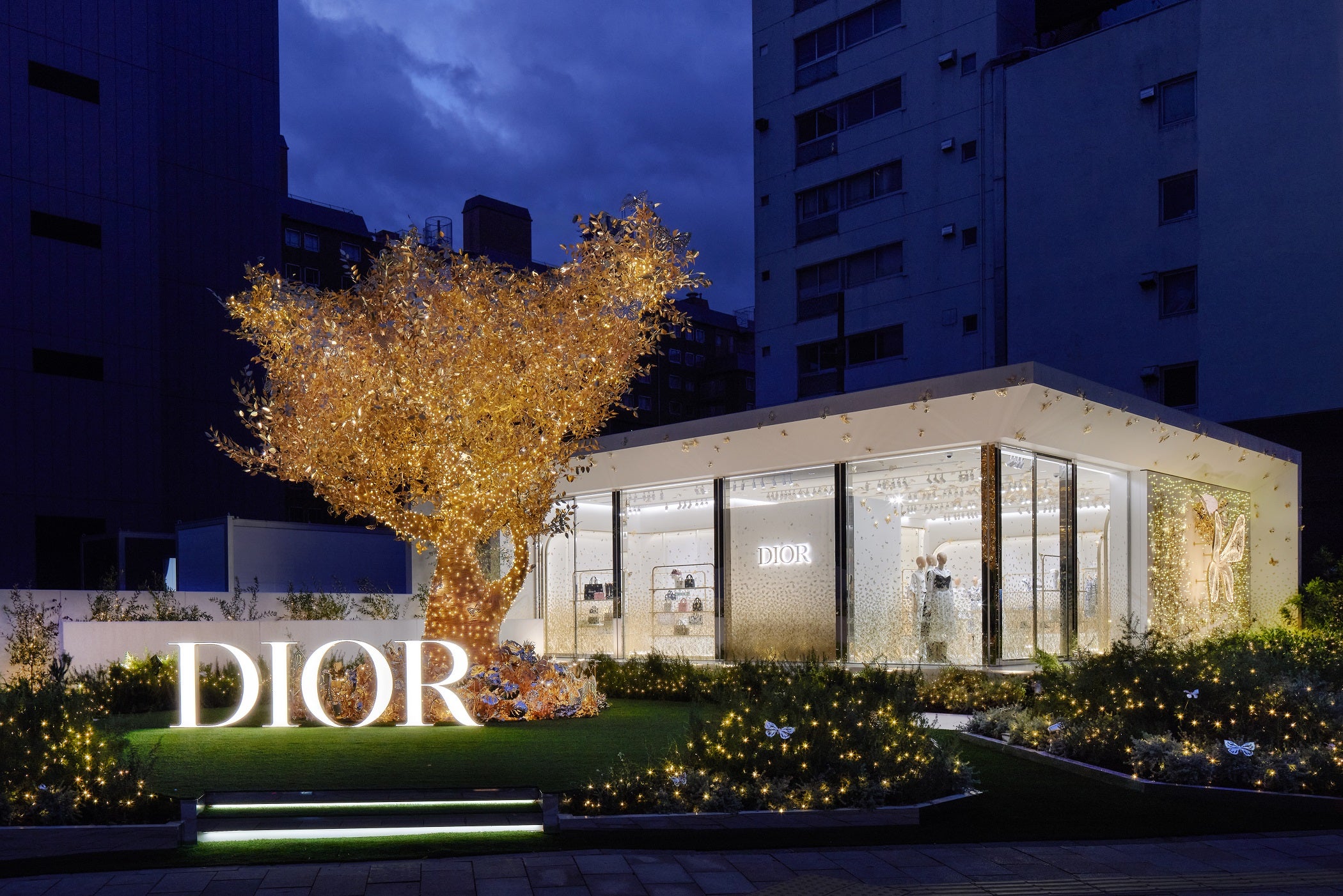 DIOR】表参道交差点に煌めくホリデー ポップアップが誕生