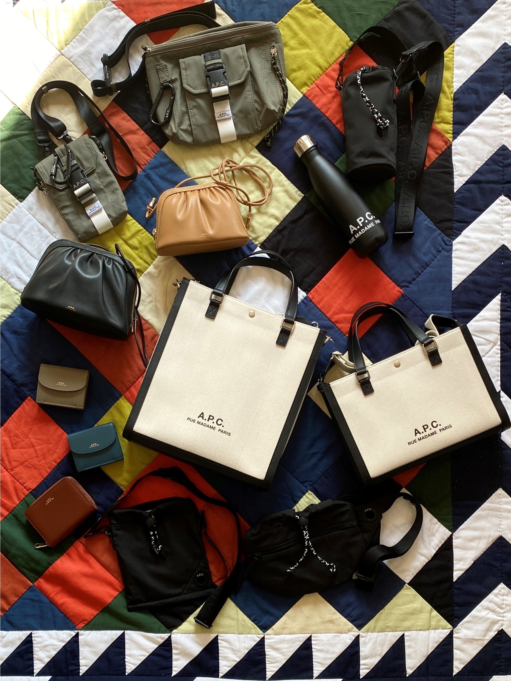 A.P.C.＞クラシカルなバッグからアウトドアインスピレーションの雑貨