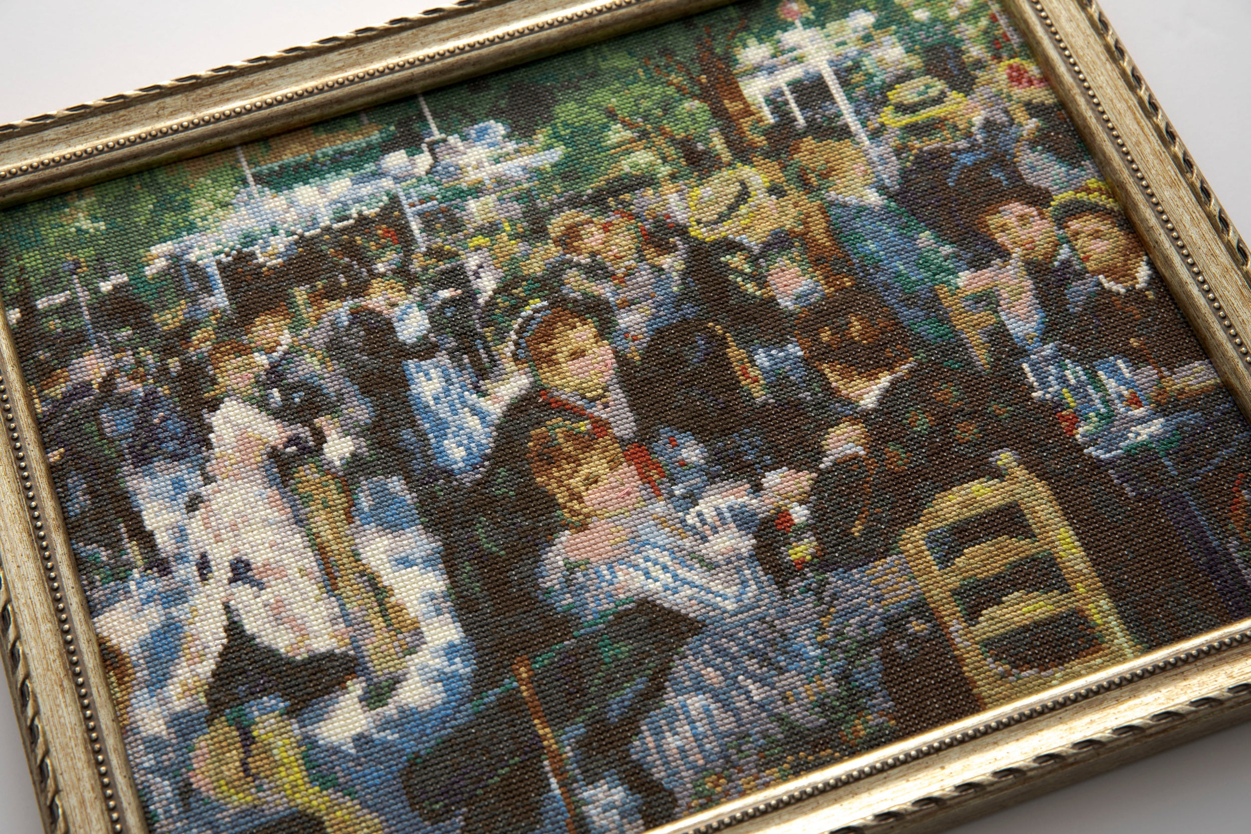 印象派の画家ルノワールの代表作をモチーフにした刺しゅうアイテムが