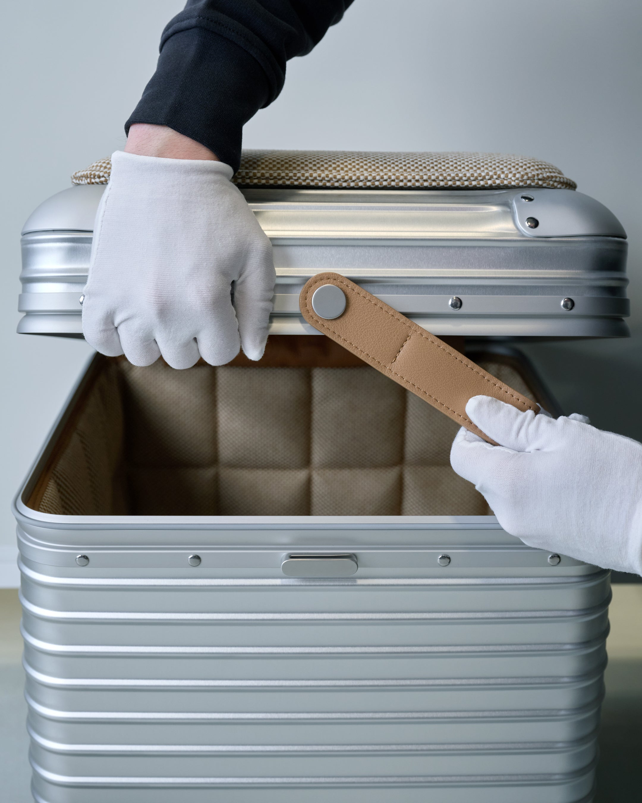 RIMOWAとVitraの初コラボレーションコレクション「RIMOWA Vitra 2025