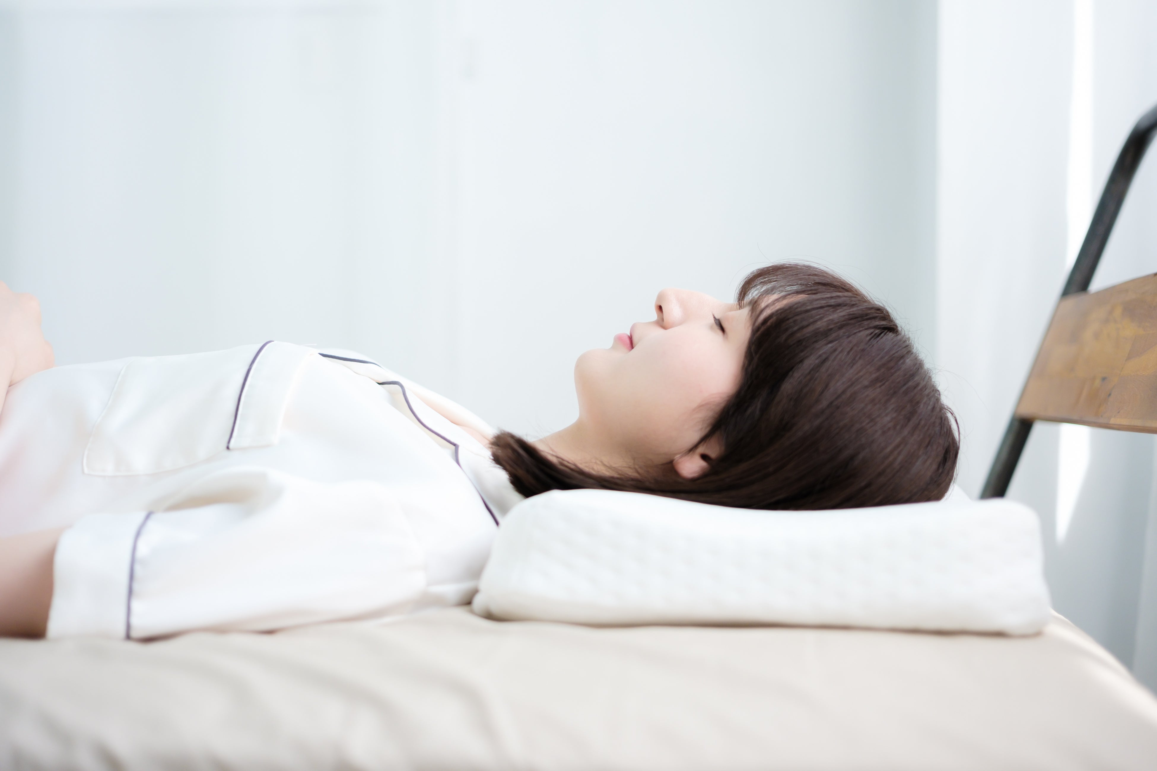 ⾸の⾼さ」にこだわって理想的な寝姿勢を作る『若美枕 (わかびまくら