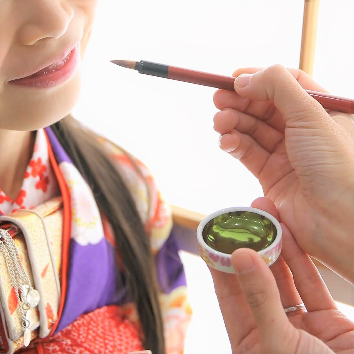 人生の節目や晴れ舞台を迎えるすべての人の唇を、紅で幸せ色に彩ります