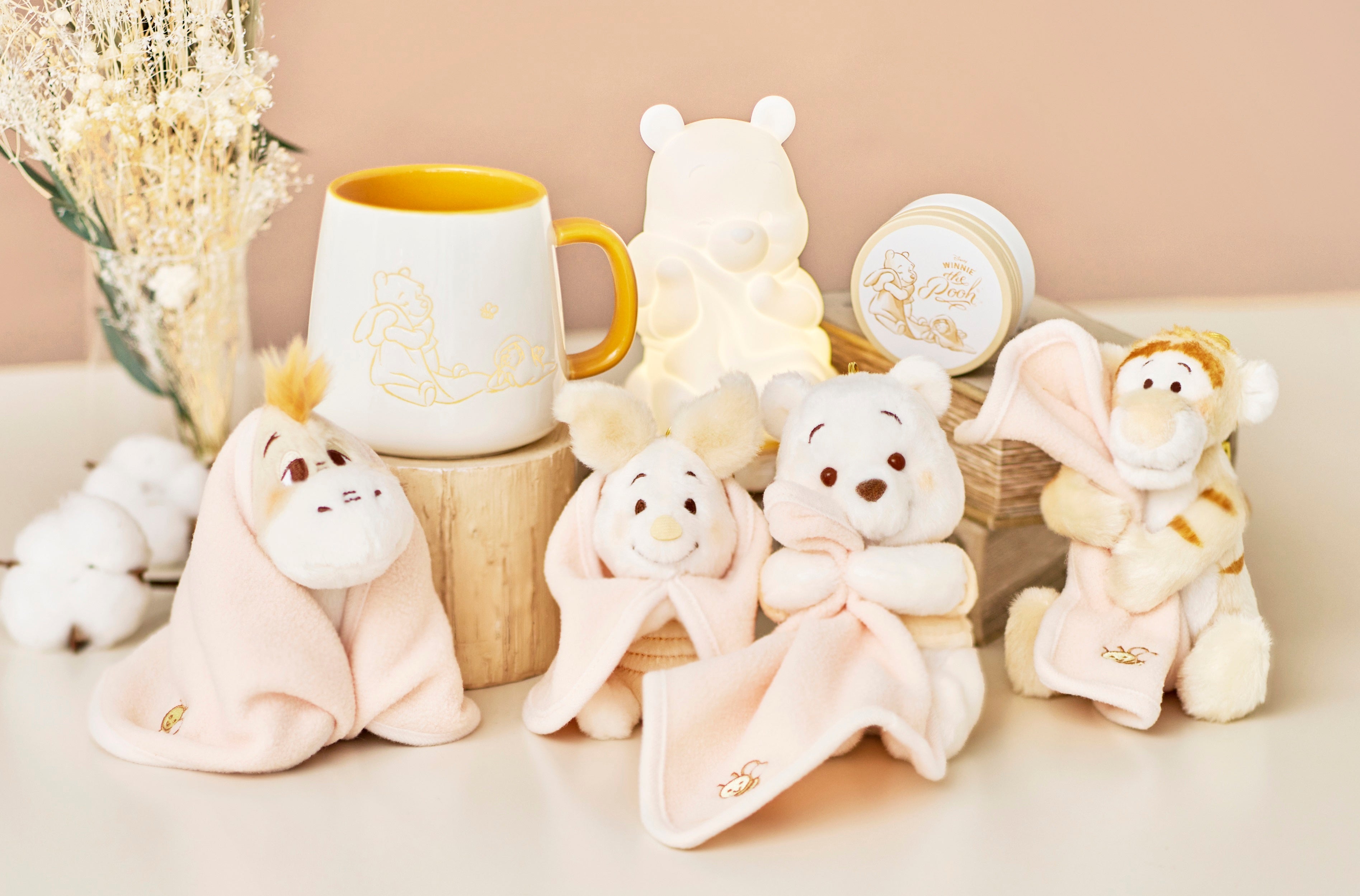 ハニーミルクラテカラーのプーさんがブランケットを持ってぬくぬく