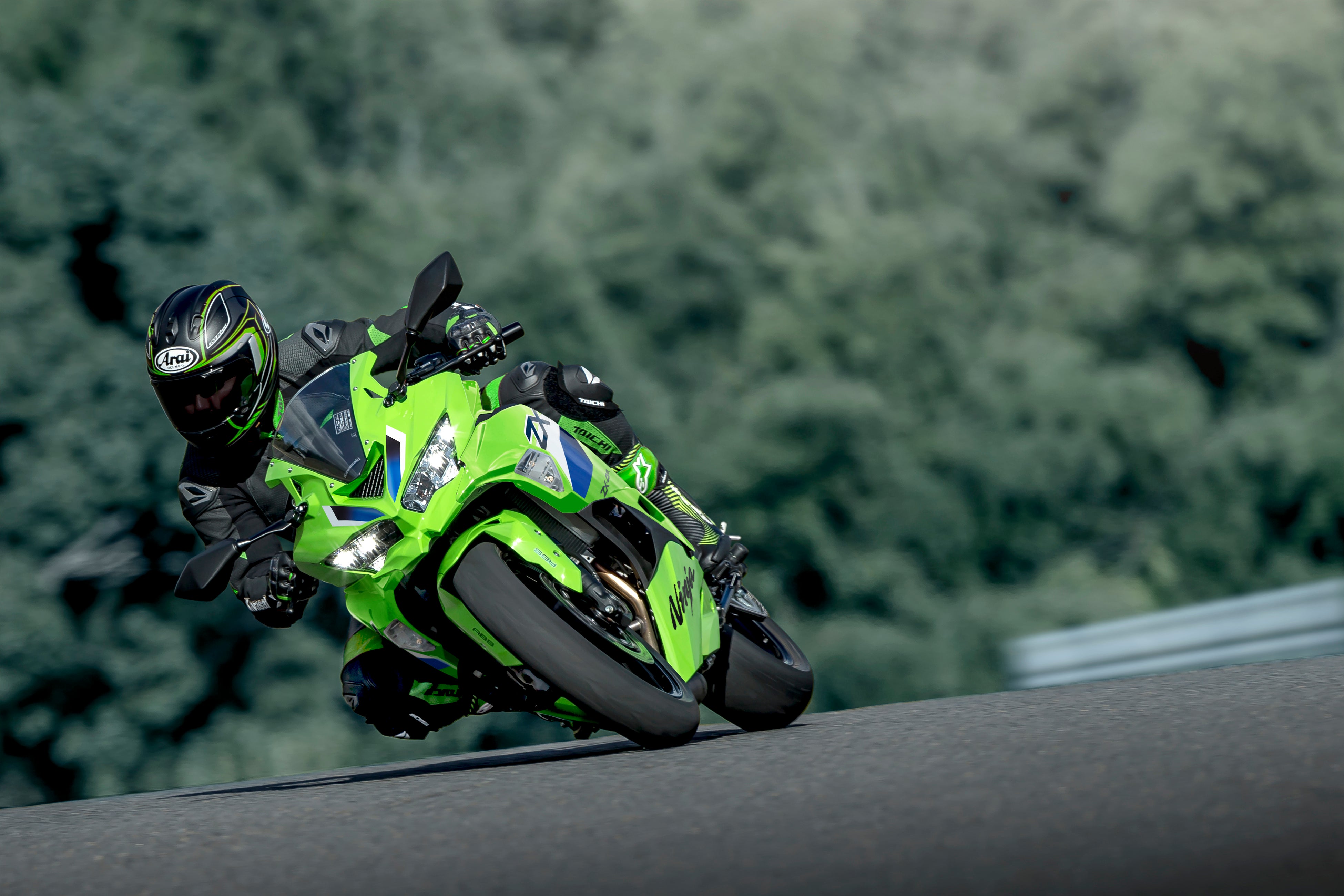 カワサキより2025年9月1日に「Ninja ZX-4R SE」「Ninja ZX-4RR」を新た