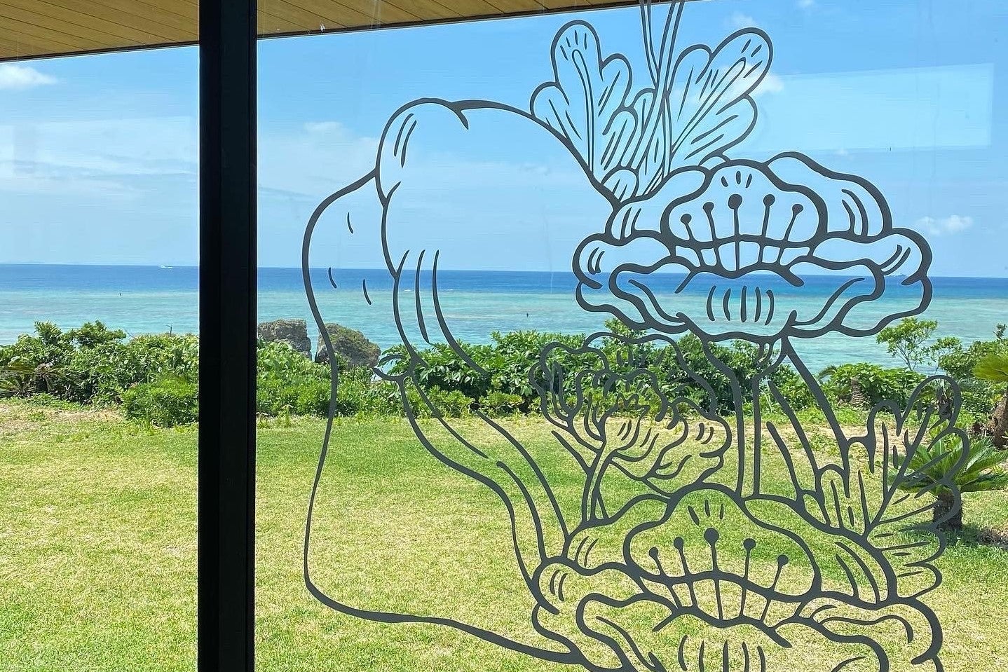 バンタカフェ】まるで美術館のようなカフェで、海辺の絶景を取り込む