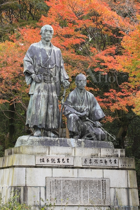 京都府 円山公園 坂本龍馬と中岡慎太郎の銅像と紅葉 [32570000]の写真