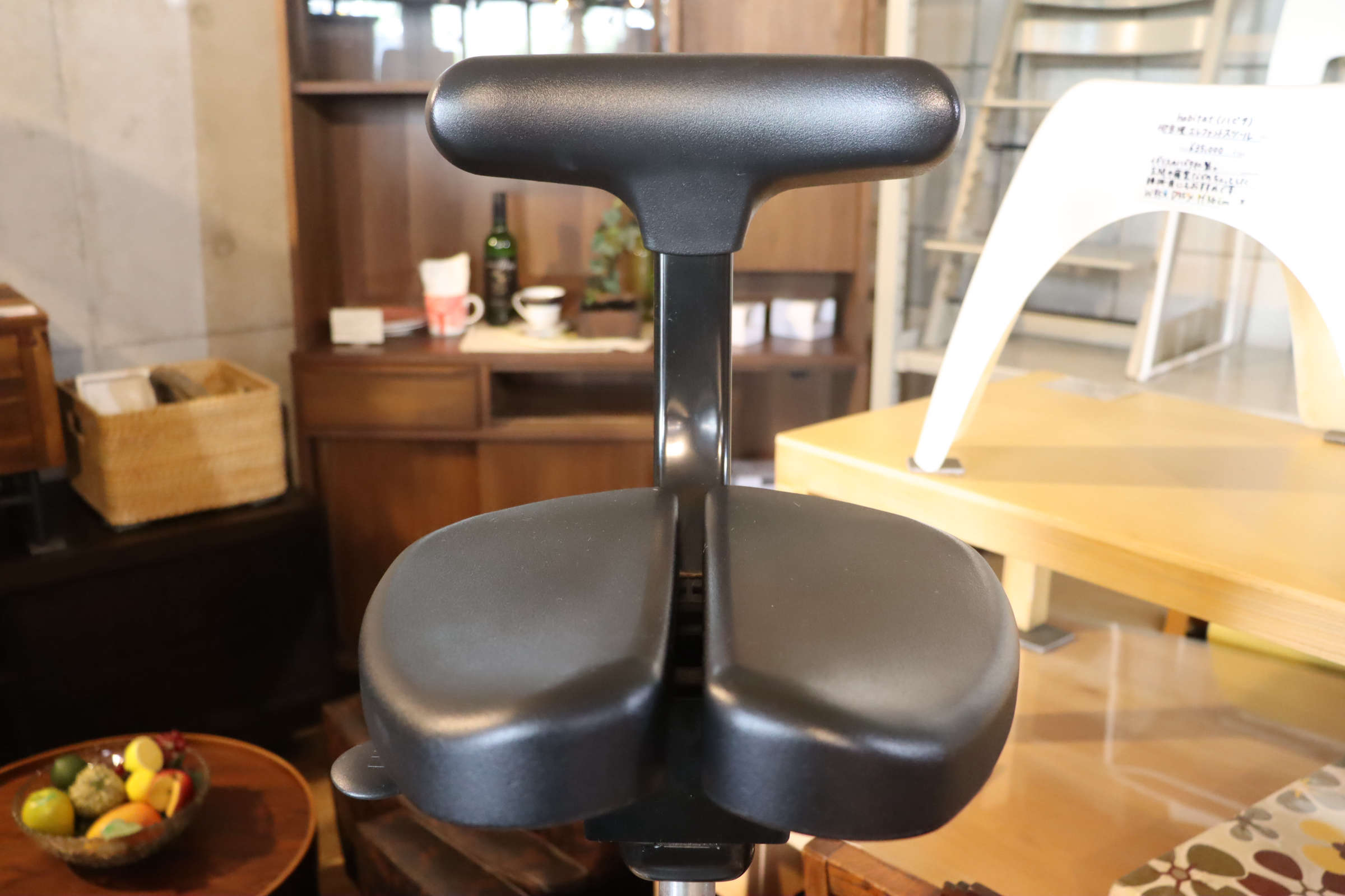 坐骨で座るayur chair(アーユルチェア) ルナ 丸ベースタイプ