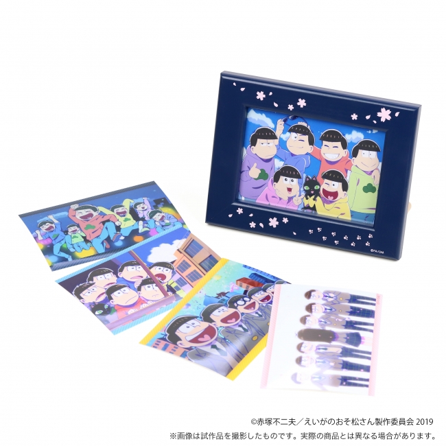 えいがのおそ松さん』より、フォトスタンドタイプのオルゴールが登場