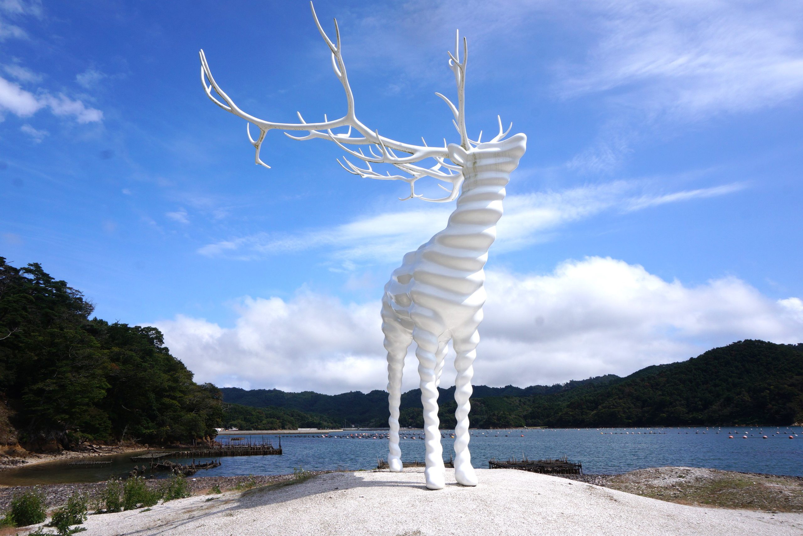 White Deer (Oshika)」復興を願う名和晃平の凛としたパブリックアート