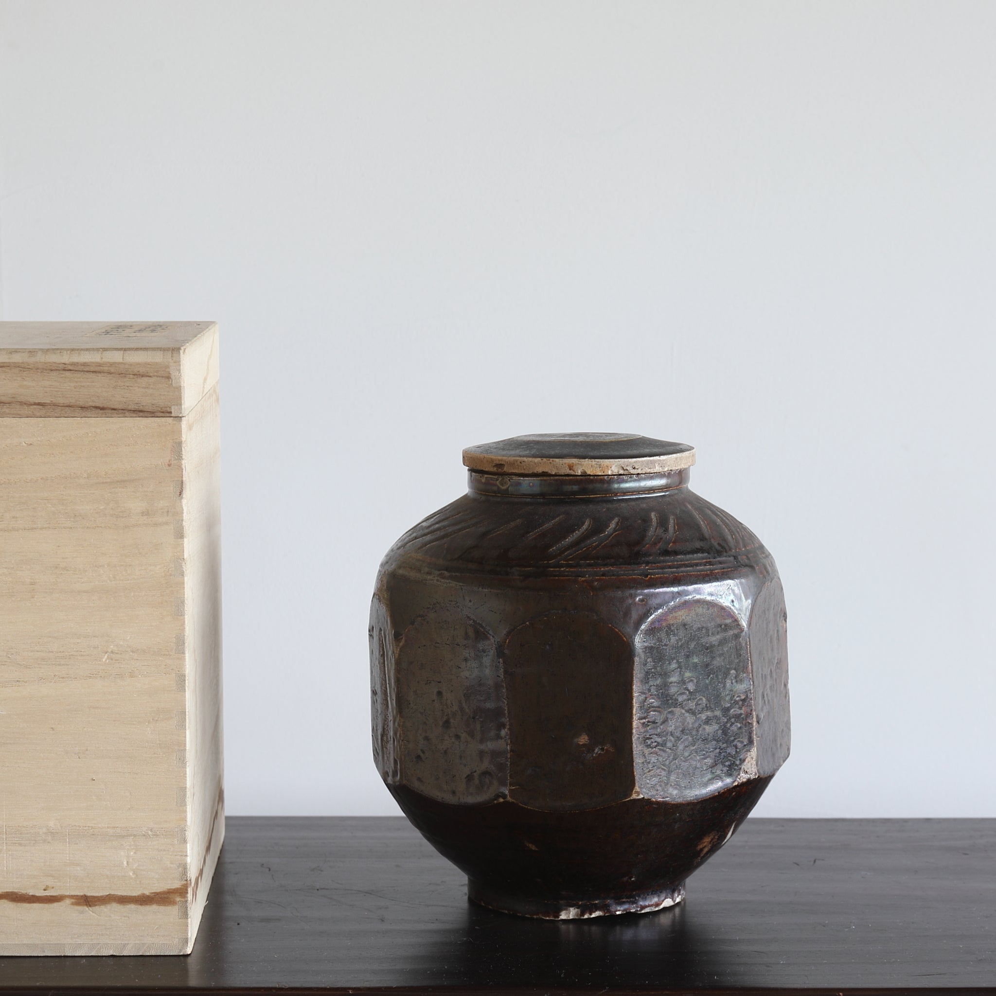 李朝 飴釉面取有蓋瓶（1392–1897 CE） | 入蘆花（ロカニイル）