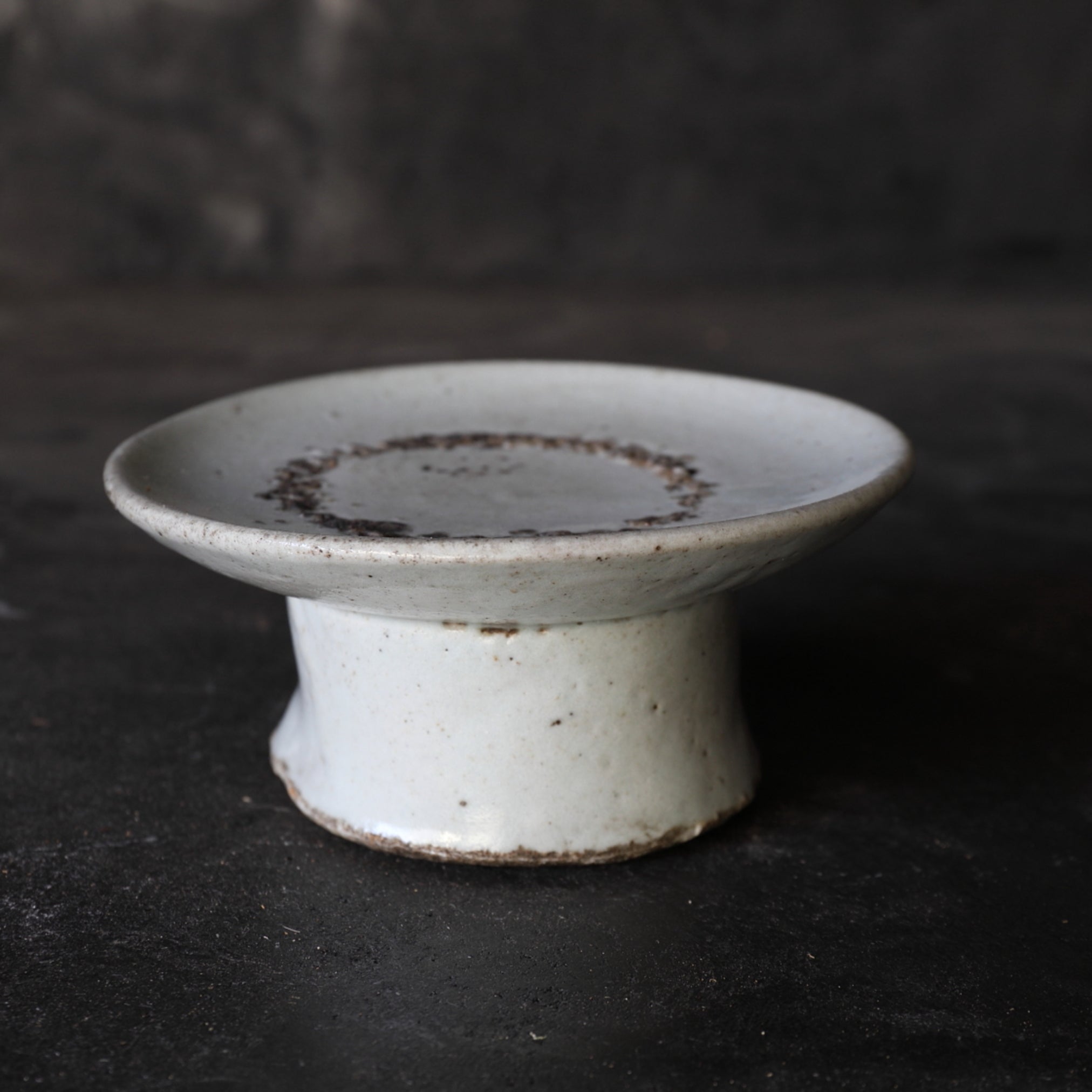 李朝 白磁高坏台皿（1392–1897 CE） | 入蘆花（ロカニイル）