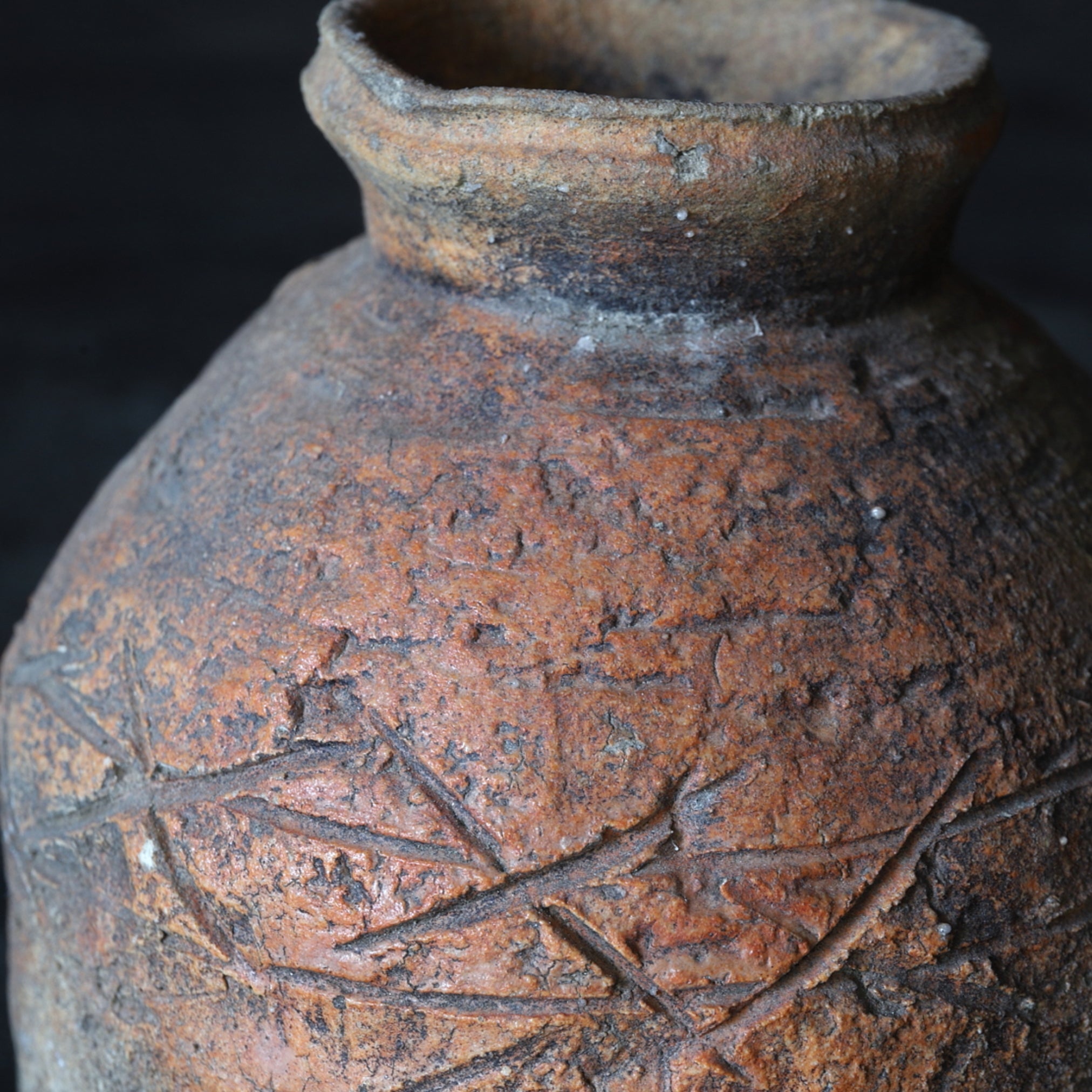 室町時代 古信楽 檜垣文壺 蹲（うずくまる）（1336–1573 CE） | 入蘆花