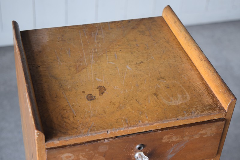 アンティーク 古いガラスつまみの4杯小引き出し | REFACTORY antiques