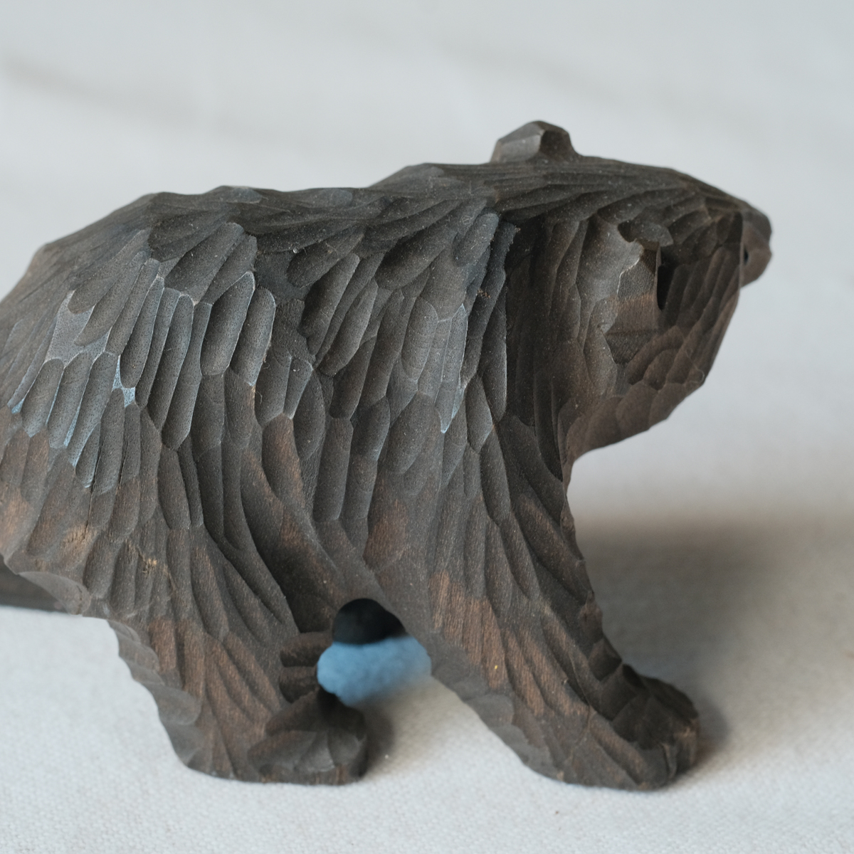 1798 古いガラス目の小ぶりな木彫り熊 ほえ熊 | REFACTORY antiques
