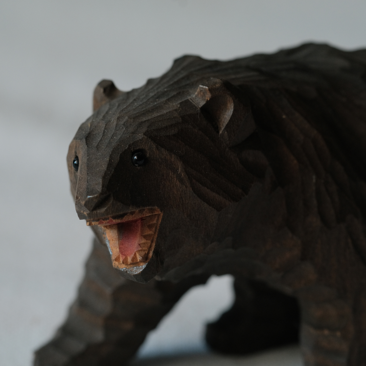 1798 古いガラス目の小ぶりな木彫り熊 ほえ熊 | REFACTORY antiques