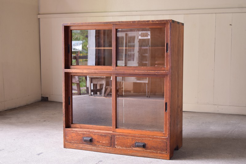 アンティーク 引き出し付 木味のガラス戸収納棚 | REFACTORY antiques