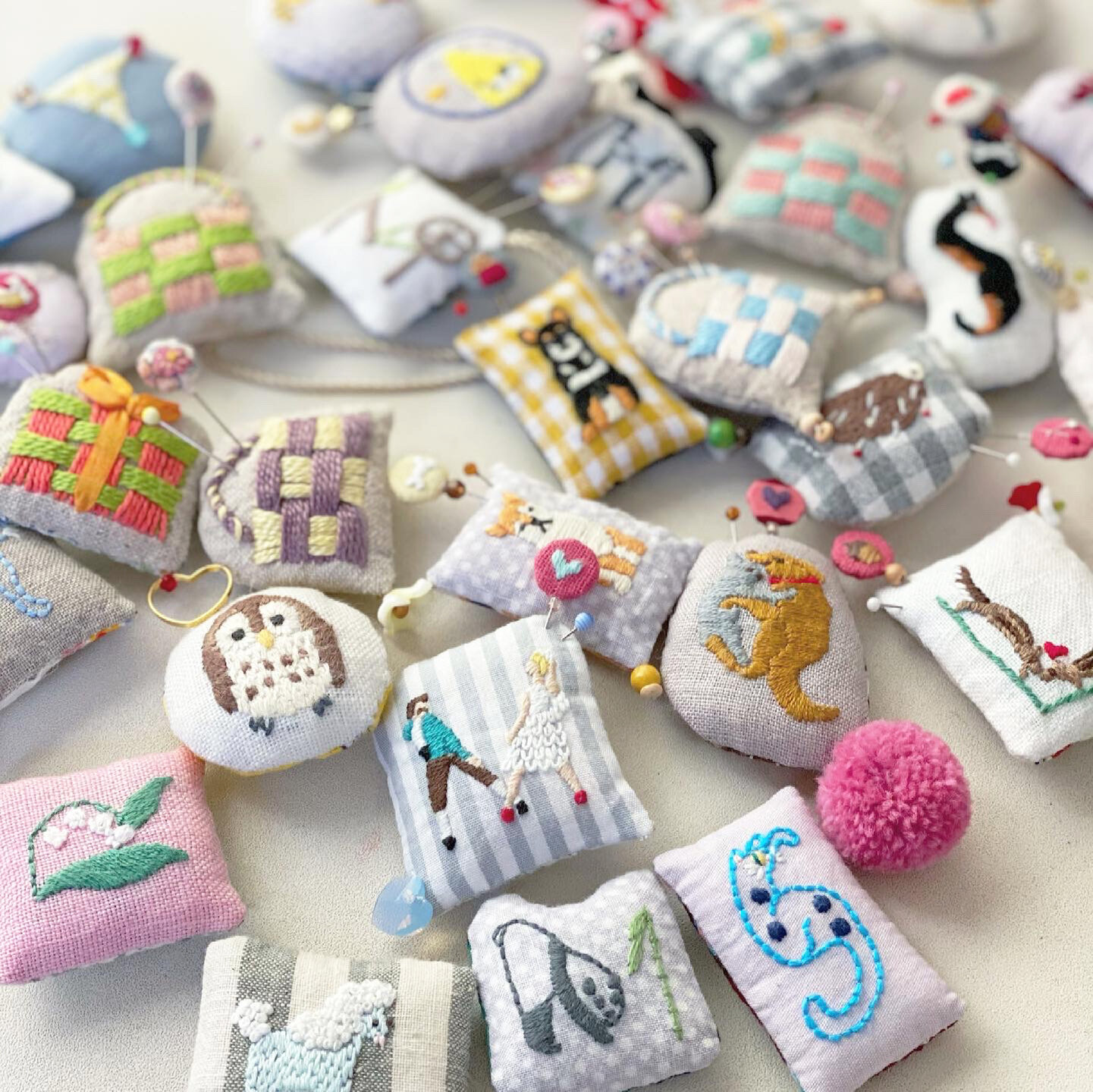 クロヤギシロヤギ｜[一点もの] 刺繍ピンクッションと刺繍まち針の