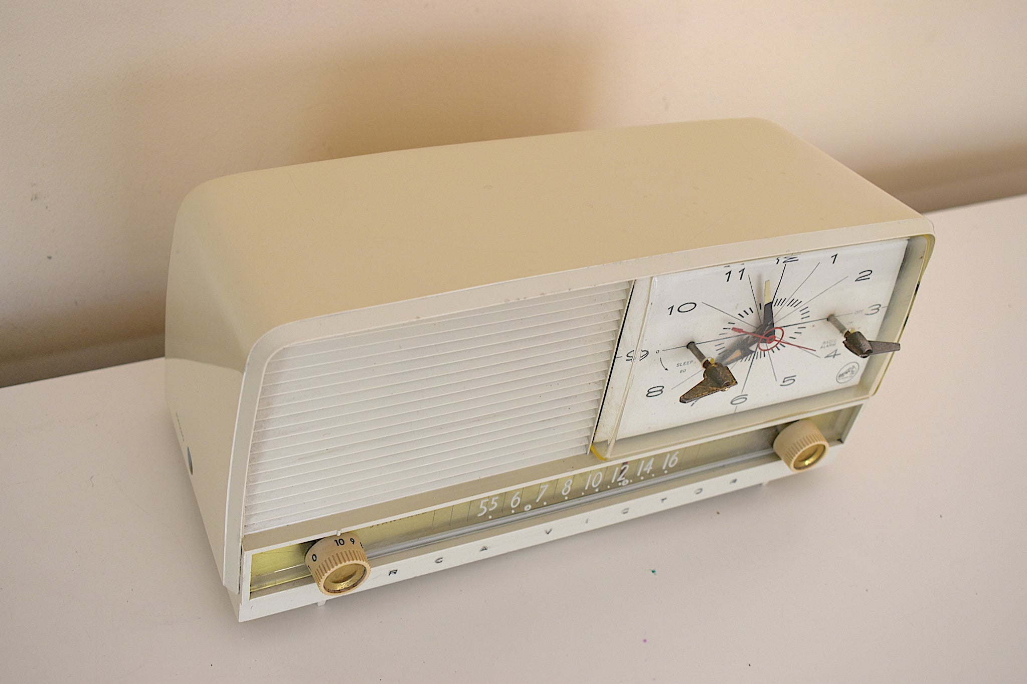 カラーラ ホワイト 1956 RCA Victor モデル 8-C-7EE 真空管 AM