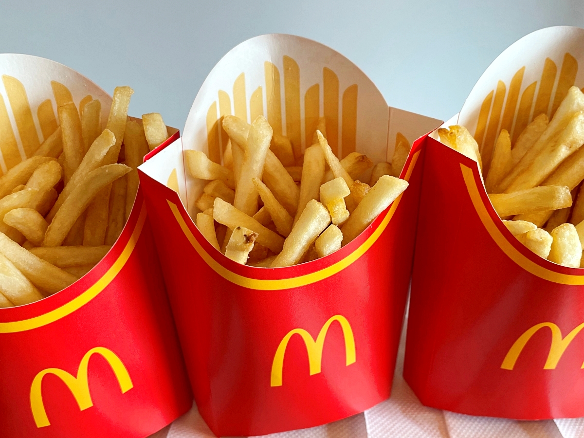 裏ワザ】マックの「ポテトLサイズ」は容器に対して少なすぎる → 4個