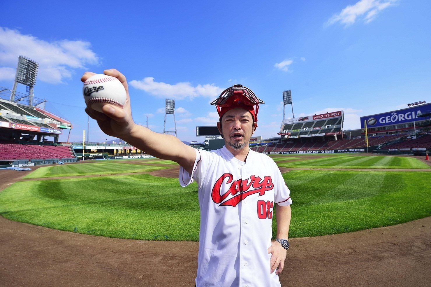 奥田民生、カープ優勝を願い始球式にキャッチャーとして登場「投げる